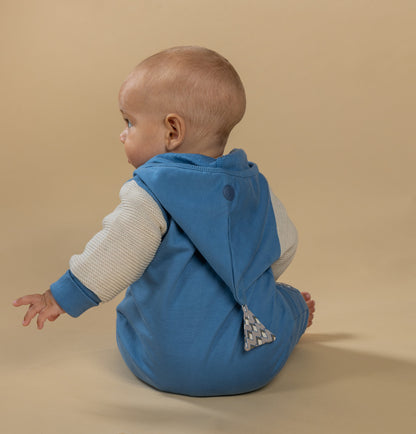 Baby i blå heldragt med spids hætte